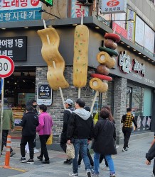 cool sculptures advertising street food